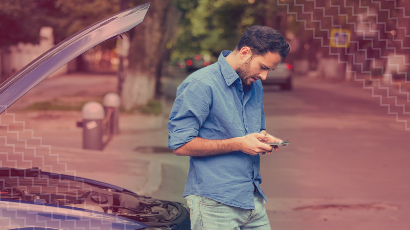 Hombre recibiendo asistencia inmediata después de un accidente a través de su celular con Seguros Banorte.