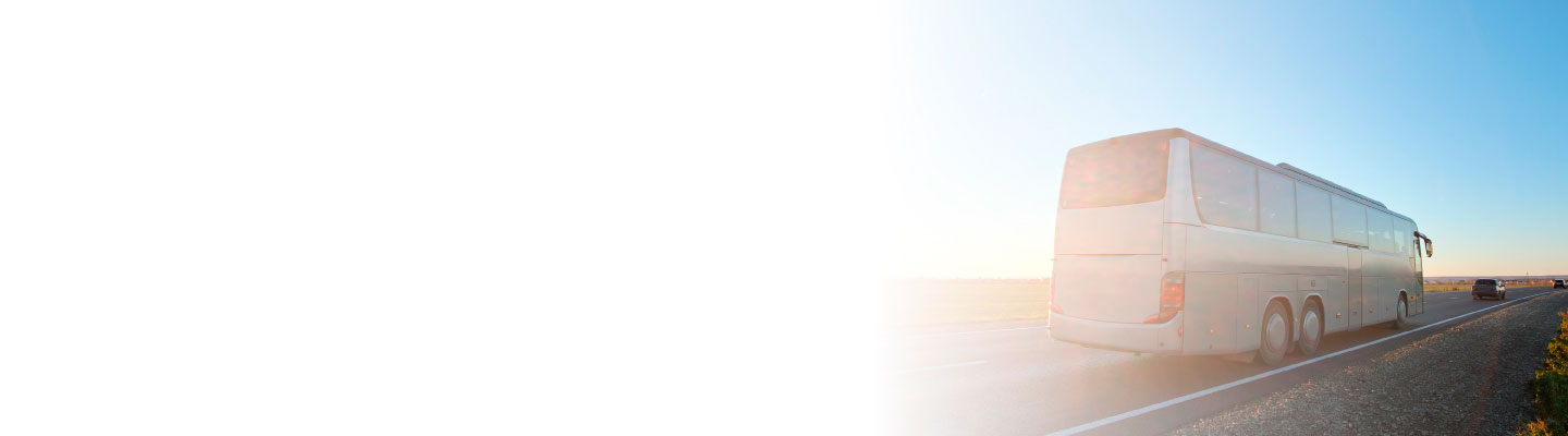 Conductor disfrutando los beneficios del seguro de camiones de pasajeros Banorte.