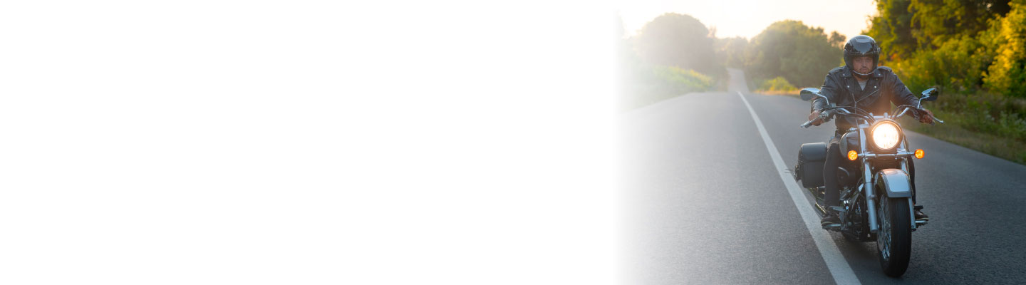 Hombre sobre una moto asegurada con el seguro de moto Banorte.