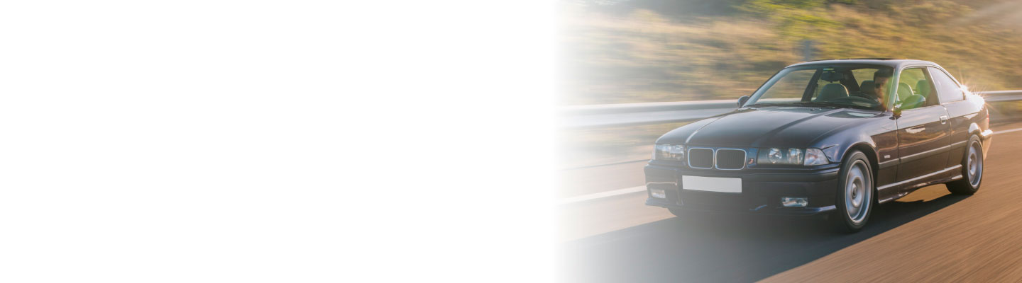 Pareja viajando por carretera en un vehículo con seguro obligatorio para autos.