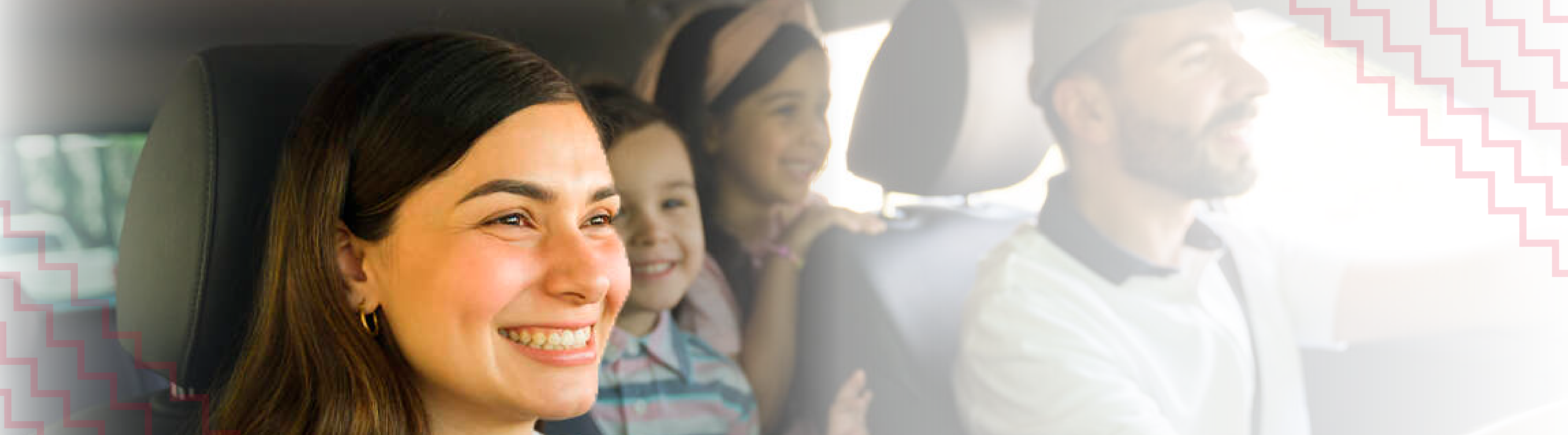 Familia viajando en un vehículo protegido con uno de los seguros Banorte para autos
