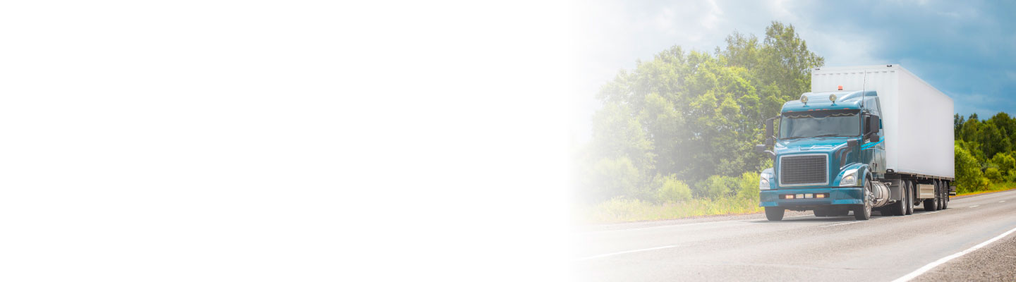 Tráiler circulando en carretera con la protección que ofrecen los seguros para camiones pesados.