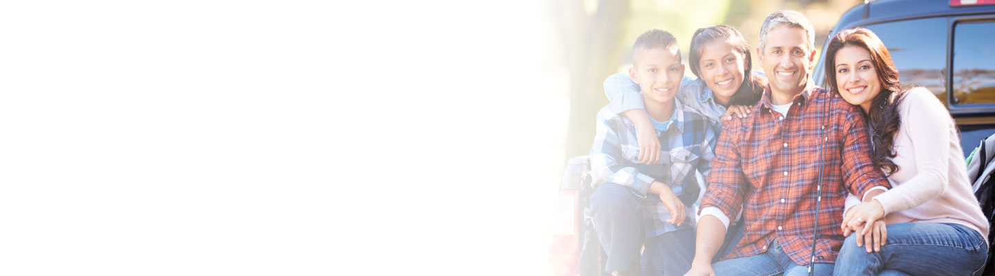 Familia sentada en la parte trasera de una camioneta pick-up negra.