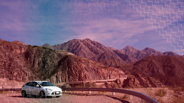 Vehículo, que cuenta con seguro obligatorio para auto, estacionado en el mirador de una carretera nacional.