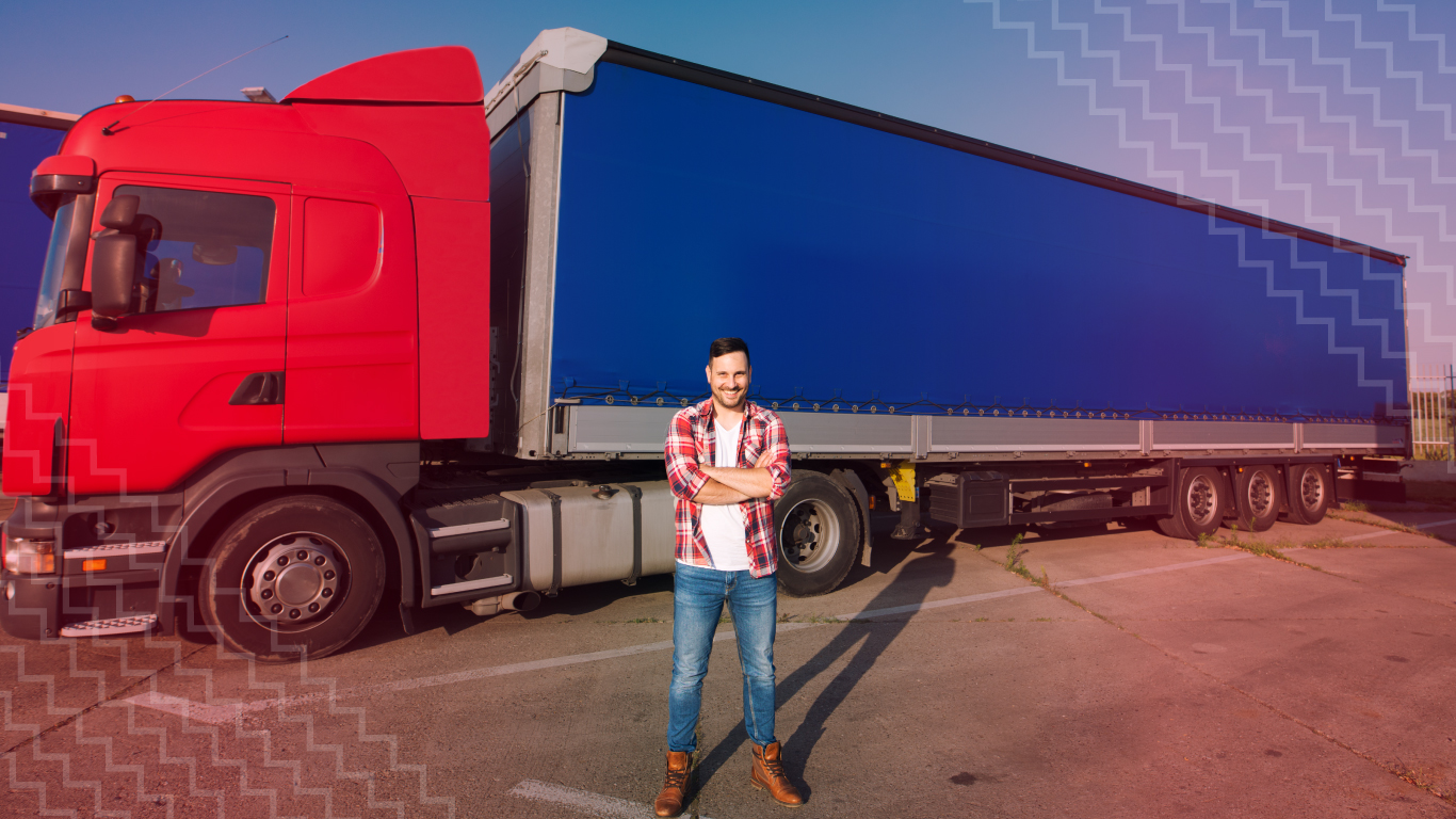 Hombre joven frente a un tráiler, feliz luego de cotizar un seguro de camiones de carga.