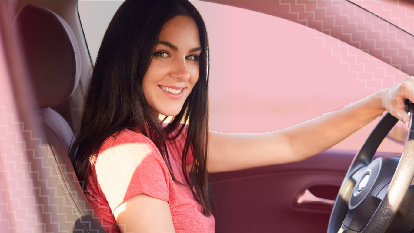 Mujer en su vehículo, manejando tranquila porque tiene mayor protección con el seguro complementario automotriz.
                Título: Seguro complementario automotriz Banorte