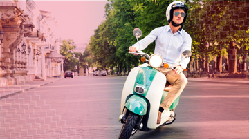 Hombre en moto asegurada con el seguro de moto Banorte.