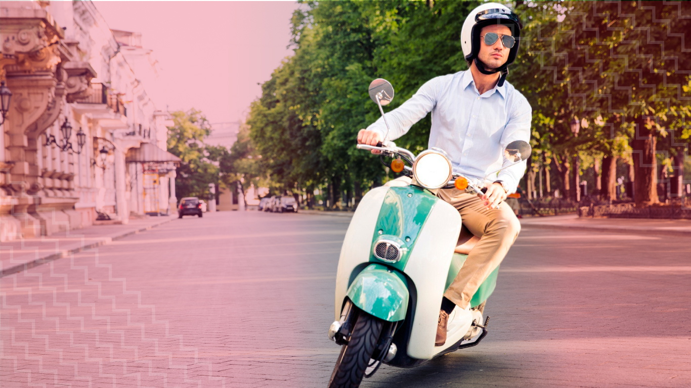 Hombre en moto asegurada con el seguro de moto Banorte.